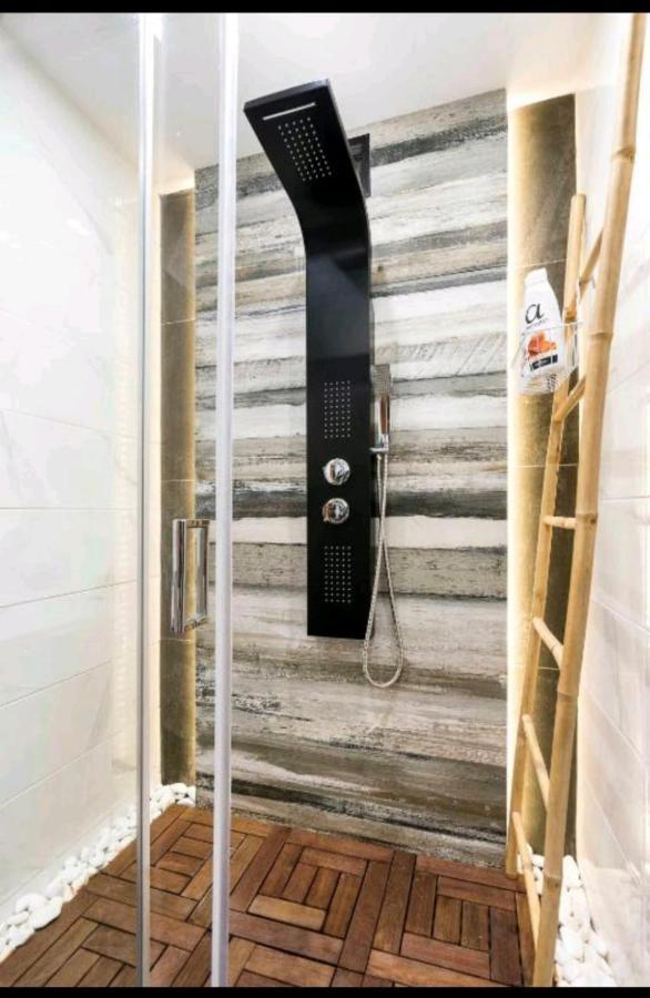 Romantic Jacuzzi Apartment เอเธนส์ ภายนอก รูปภาพ