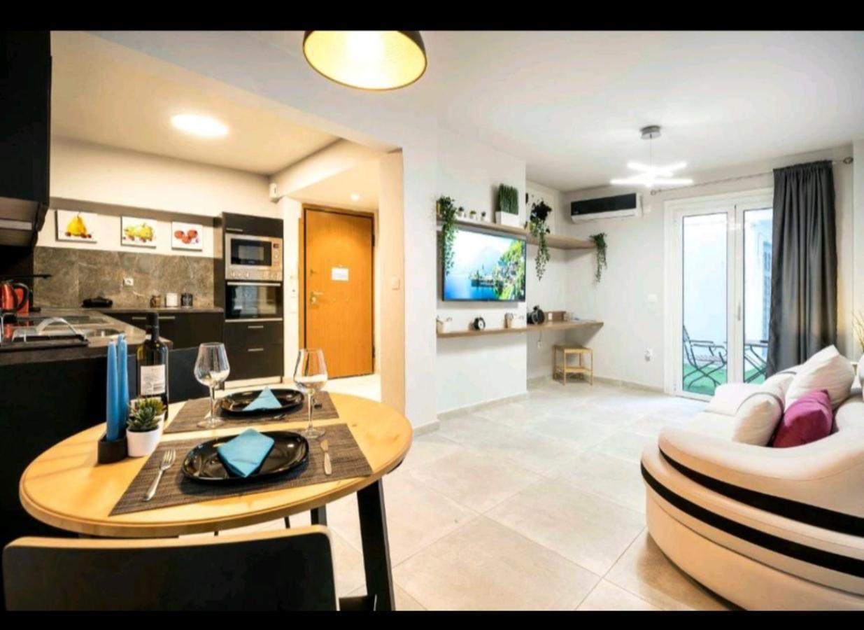 Romantic Jacuzzi Apartment เอเธนส์ ภายนอก รูปภาพ