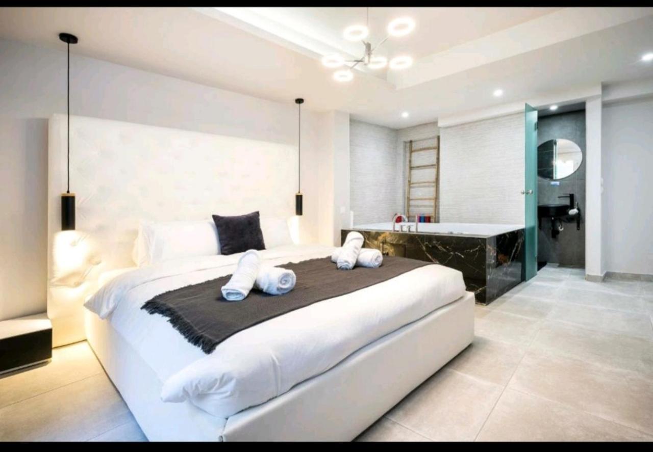Romantic Jacuzzi Apartment เอเธนส์ ภายนอก รูปภาพ