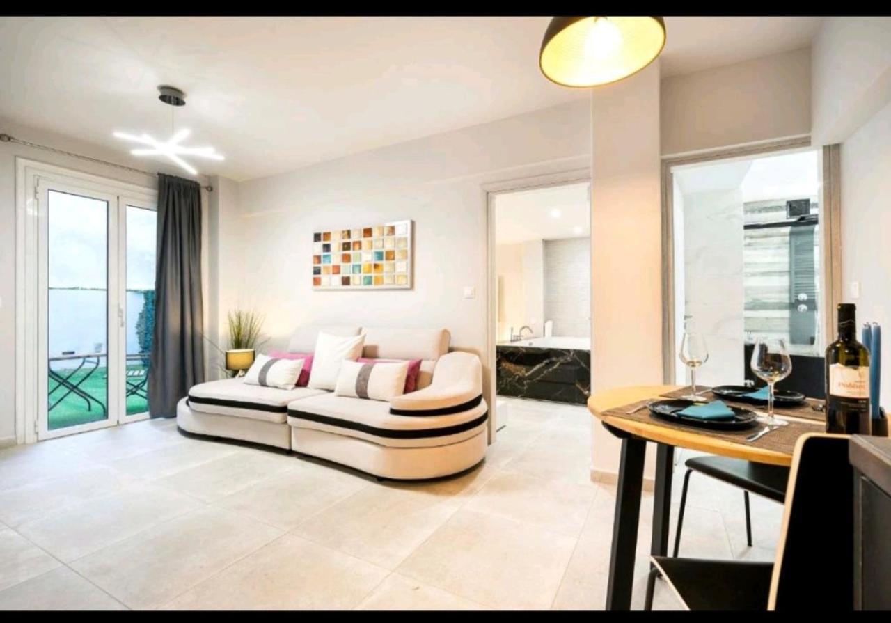 Romantic Jacuzzi Apartment เอเธนส์ ภายนอก รูปภาพ