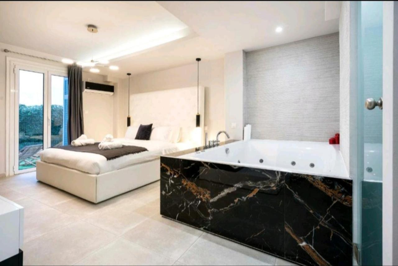 Romantic Jacuzzi Apartment เอเธนส์ ภายนอก รูปภาพ