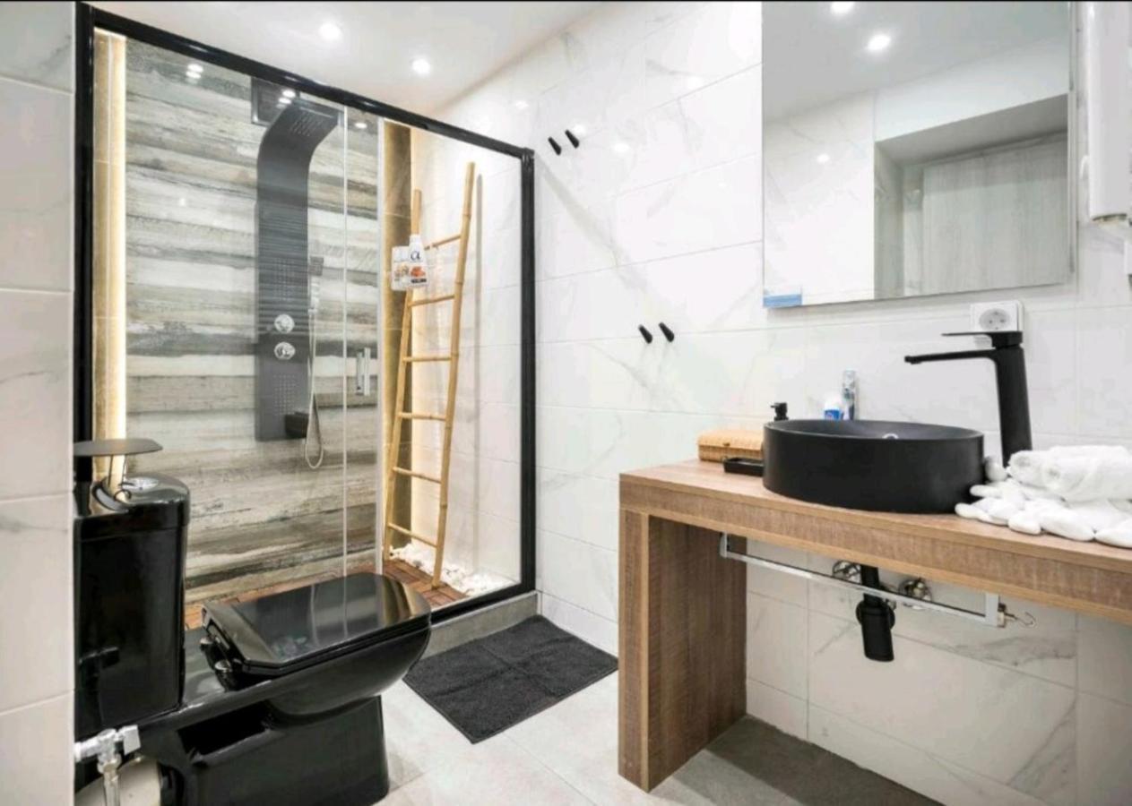 Romantic Jacuzzi Apartment เอเธนส์ ภายนอก รูปภาพ